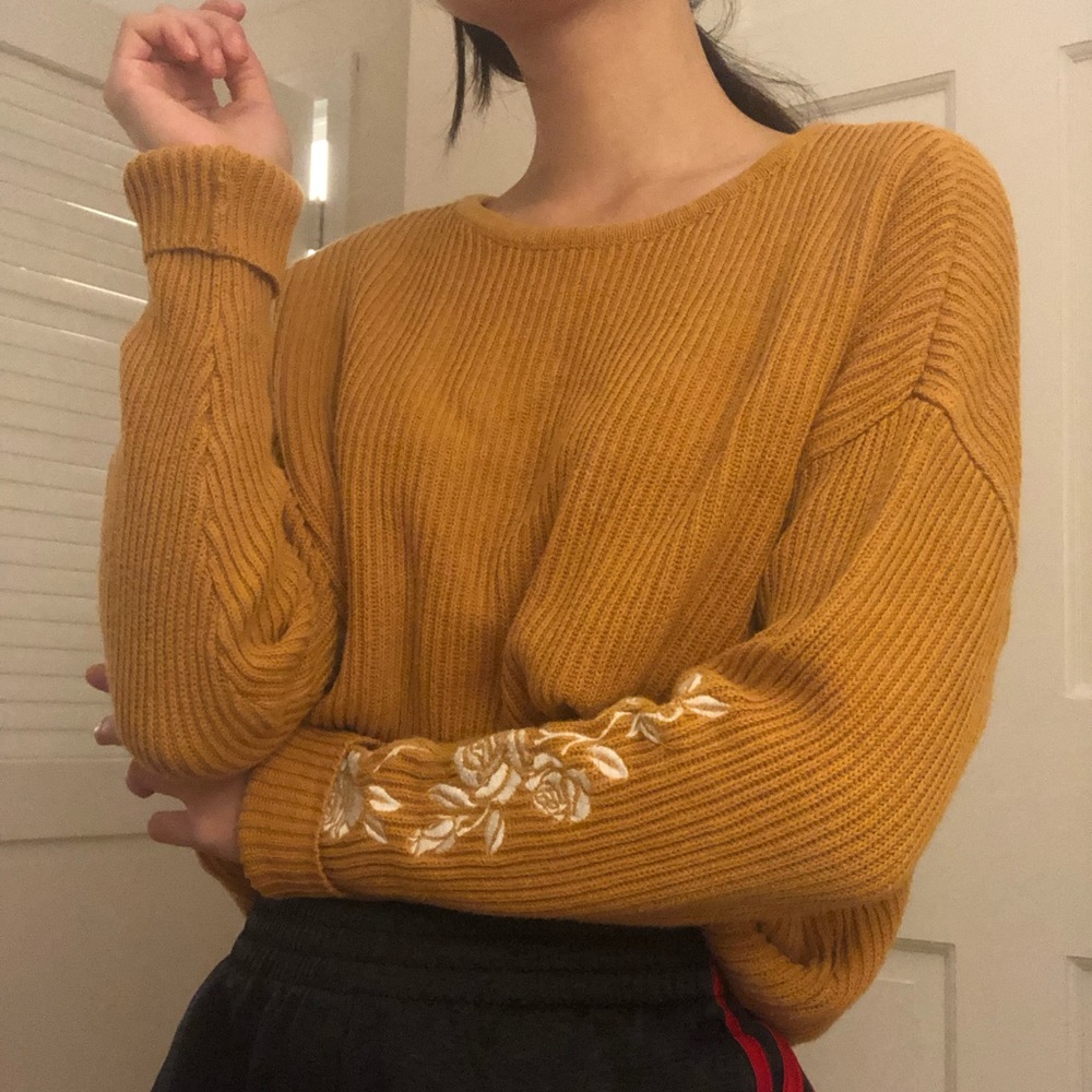 Yellow sweater w/ flower embroider